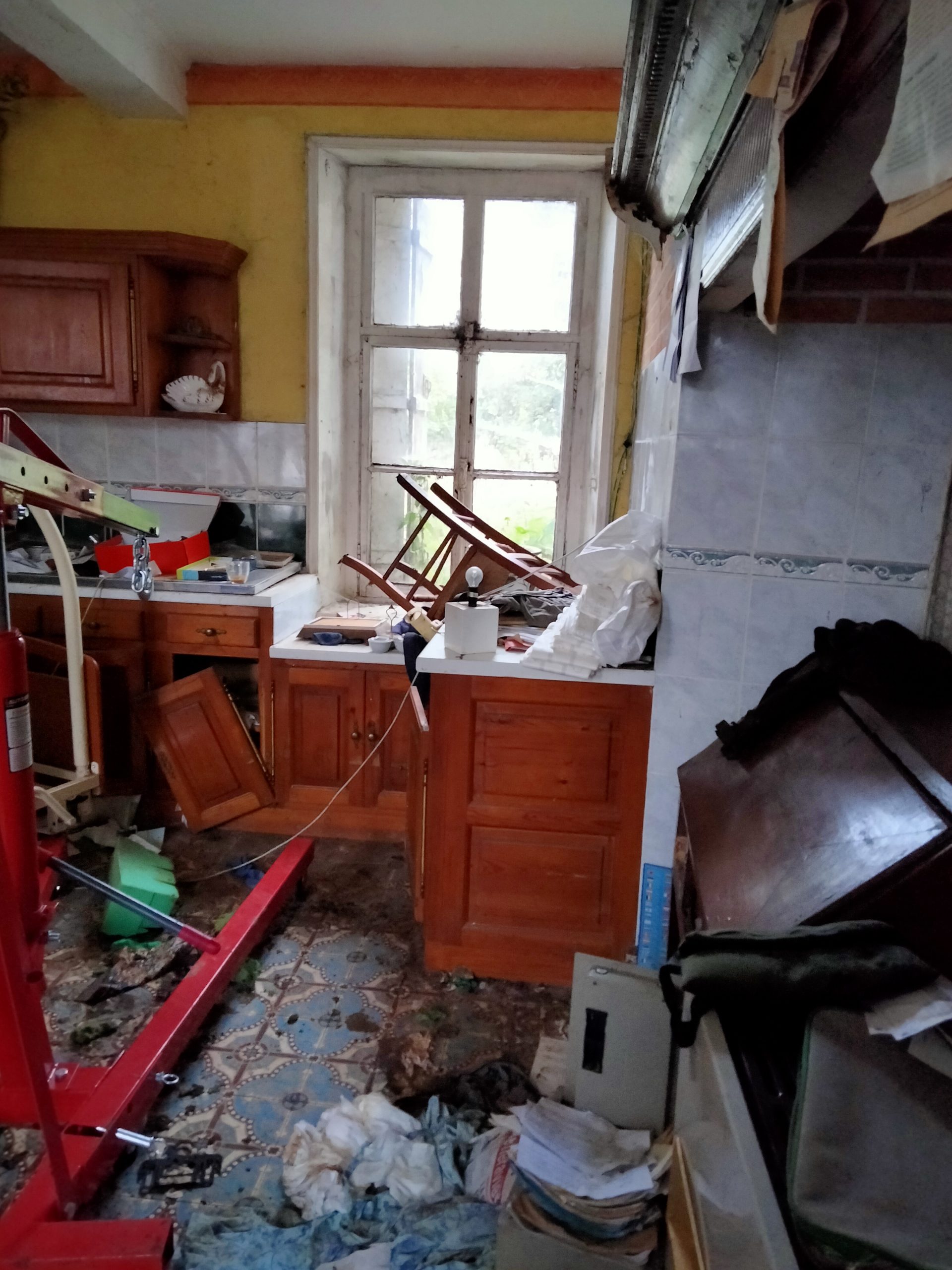Transformez une maison abandonnée : nettoyage et rénovation réussis 3 Chambre De PapiA Scaled